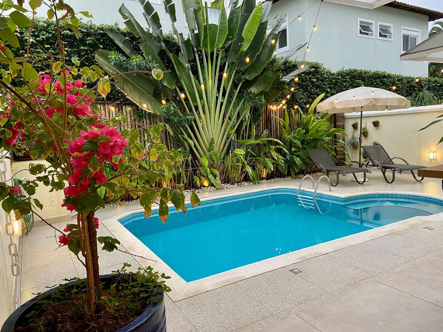Casa com piscina aquecida a 50 metros da praia